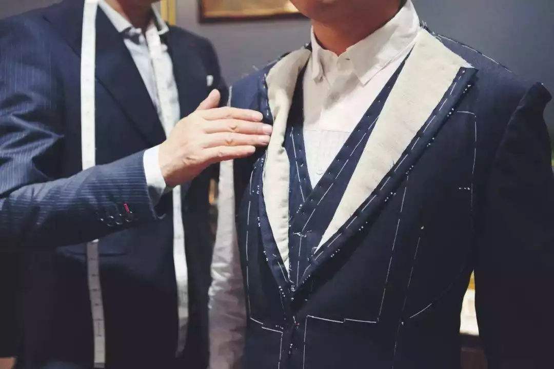 河源西服定做需要注意的三點(diǎn)